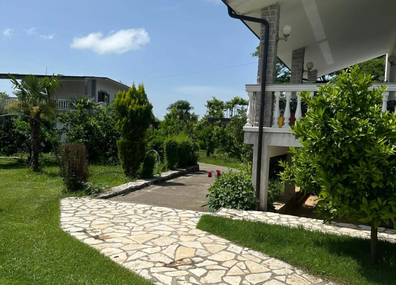 Ura Mesit, Mesi Bridge Apartment Boks