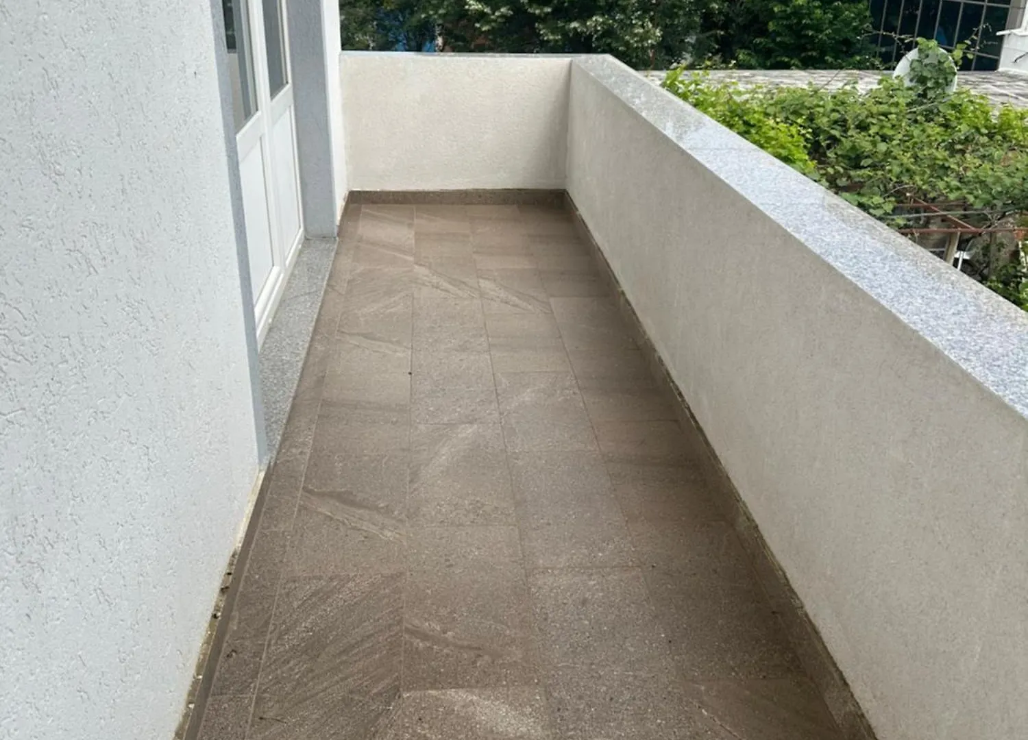 Ura Mesit, Mesi Bridge Apartment Boks